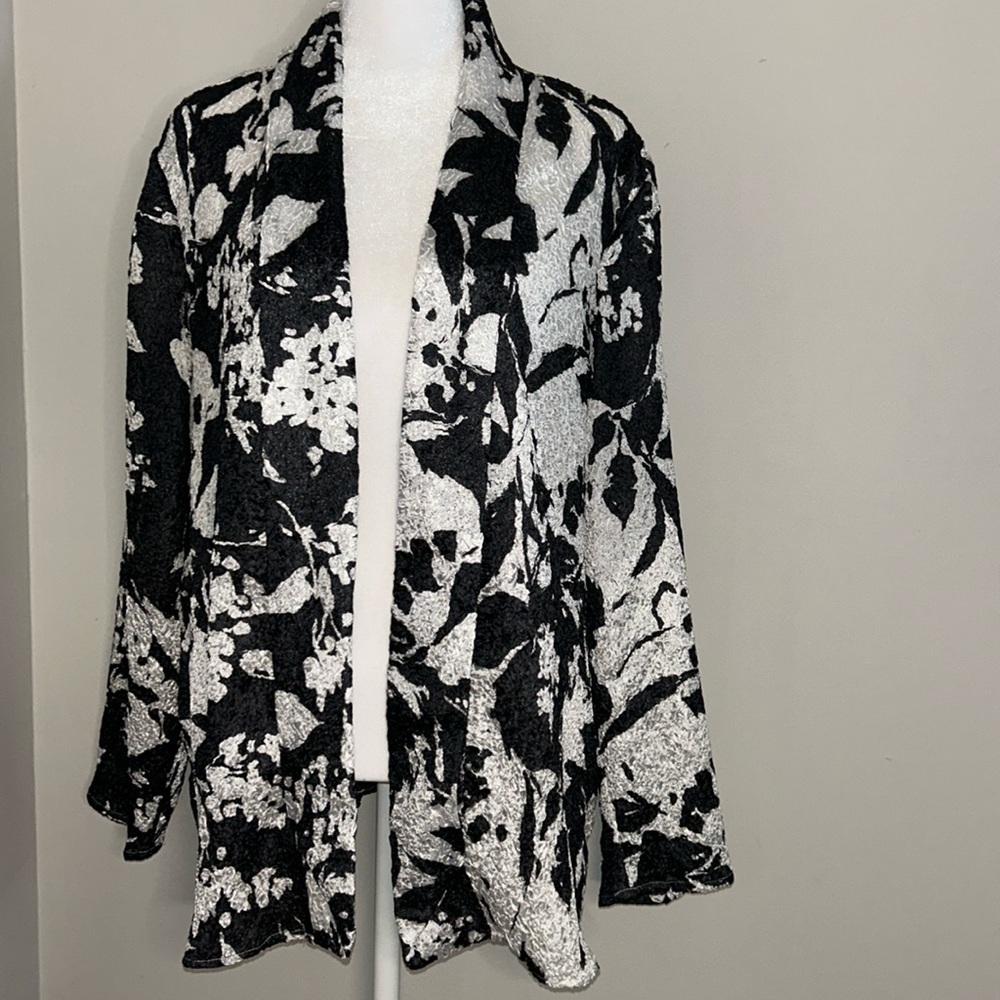 Chico’s Black & White Floral Open Front Cardigan/Jacket | Travel-Friendly | 2 - Picture 2 of 9